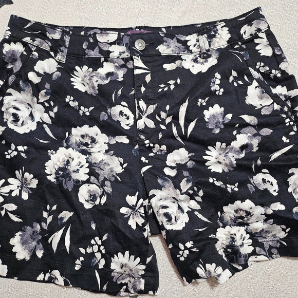 Gloria Vanderbilt Black Floral Shorts - Picture 1 of 5